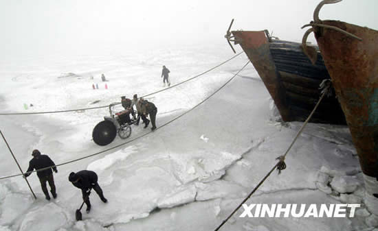 Local fishermen break ice in Jinzhou City, northeast China's Liaoning Province in the photo taken on Monday, January 18, 2010. Bohai Sea and its coastal region are experiencing the most severe freeze in 30 years due to the extreme conditions caused by the current cold wave. [Xinhuanet] 