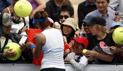 Li Na of China signs for her fans after the women's singles first round match against Marina Erakovic of New Zealand at the Australian Open tennis tournament in Melbourne, Australia, on Jan. 20, 2010. Li won 2-0 and qualified for the next round. (Xinhua/Wang Lili)