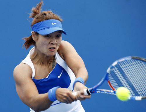 Li Na of China returns the ball to Marina Erakovic of New Zealand during the women's singles first round match at the Australian Open tennis tournament in Melbourne, Australia, on Jan. 20, 2010. Li won 2-0 and qualified for the next round. (Xinhua/Wang Lili)(