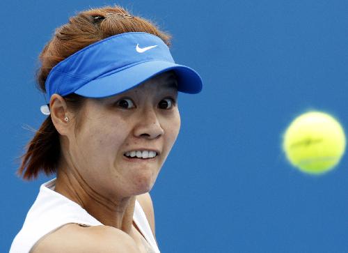Li Na of China returns the ball to Marina Erakovic of New Zealand during the women's singles first round match at the Australian Open tennis tournament in Melbourne, Australia, on Jan. 20, 2010. Li won 2-0 and qualified for the next round. (Xinhua/Wang Lili)