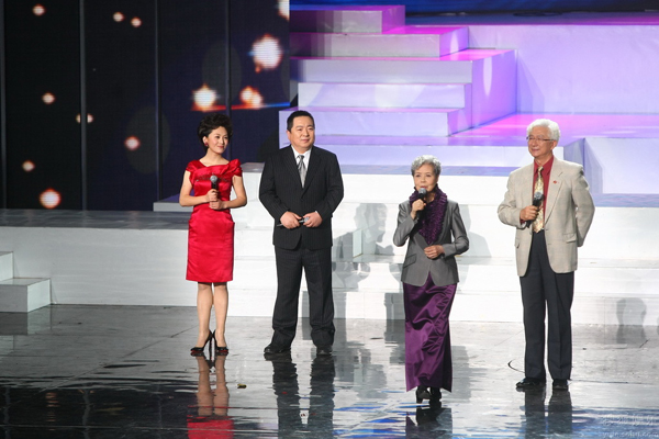 A star-studded ceremony for the 21st biennial Starlight Awards, the highest honor that the Chinese government bestows on domestic television broadcasters, was held Tuesday in Zhengzhou, capital of Henan Province.