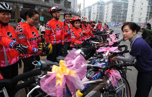 Cyclists are about to set out to meet a bride in Liuzhou, southwest China&apos;s Guangxi Zhuang Autonomous Region, Jan. 20, 2010. A newly-married couple held a bicycle wedding accompanied by more than 30 cyclist friends of the bridegroom in Liuzhou on Wednesday. [Xinhua] 