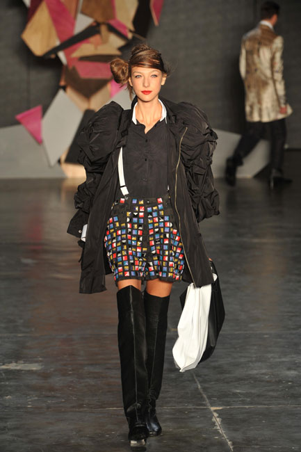 A model presents a creation of Amapo in 2010 Fall/Winter Sao Paulo Fashion Week (SPFW) in Sao Paulo, Brazil, Jan. 20, 2010. Started from Sunday, the 6-day-long SPFW attracted 38 brands from all over the world. [Xinhua]