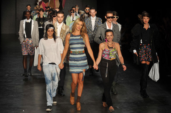 Designers of Amapo and models thank to guests after a show in 2010 Fall/Winter Sao Paulo Fashion Week (SPFW) in Sao Paulo, Brazil, Jan. 20, 2010. Started from Sunday, the 6-day-long SPFW attracted 38 brands from all over the world. [Xinhua]