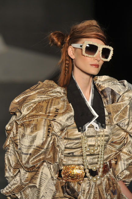 A model presents a creation of Amapo in 2010 Fall/Winter Sao Paulo Fashion Week (SPFW) in Sao Paulo, Brazil, Jan. 20, 2010. Started from Sunday, the 6-day-long SPFW attracted 38 brands from all over the world. [Xinhua]