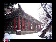 The snowfall of winter brings the Summer Palace, an imperial garden of Beijing, the distinctive snow scene. The snow set off maple leaves, lotuses in their final stages of flowering, bridge and temple.[Photo by Xiaodong]