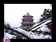 The snowfall of winter brings the Summer Palace, an imperial garden of Beijing, the distinctive snow scene. The snow set off maple leaves, lotuses in their final stages of flowering, bridge and temple.[Photo by Xiaodong]
