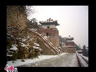 The snowfall of winter brings the Summer Palace, an imperial garden of Beijing, the distinctive snow scene. The snow set off maple leaves, lotuses in their final stages of flowering, bridge and temple.[Photo by Xiaodong]