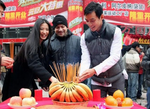 Director Dayyan Eng (middle), cast members Gong Beibi (left) and Daniel Wu (right) carry out local prayer rituals as lensing of 'Inseparable' started in Guangzhou, Guangdong on this undated recent photo. 