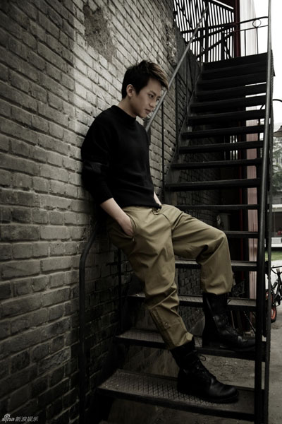 The 30-something Chinese actor Deng Chao looks like an innocent campus student in his early 20s in the latest photo spread in Life Style's 'Fashion Weekly' magazine. The up-and-coming young star shares his reflections on his decades-long acting career and his private life in an accompanying article.