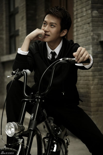 The 30-something Chinese actor Deng Chao looks like an innocent campus student in his early 20s in the latest photo spread in Life Style's 'Fashion Weekly' magazine. The up-and-coming young star shares his reflections on his decades-long acting career and his private life in an accompanying article.