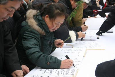 Mourners sign their names in the commemorative albums for the Chinese peacekeepers who died in the Haiti earthquake. [China.org.cn]