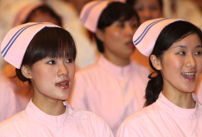 Participants are seen at a ceremony marking the 100-day countdown to 2010 Shanghai World Expo, Shanghai, January 21, 2010. [Xinhua]