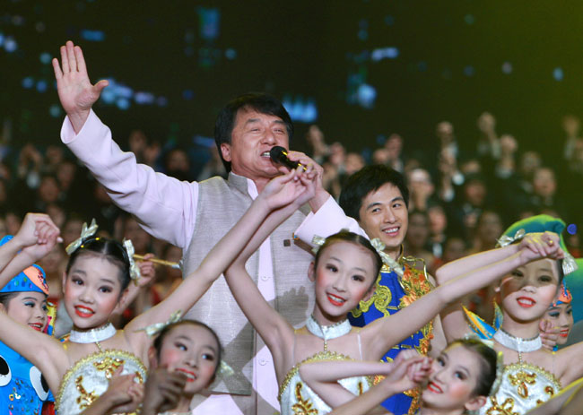 Chinese Hong Kong star Jackie Chan sings during a ceremony marking the 100-day countdown to 2010 Shanghai World Expo, Shanghai, January 21, 2010. [Xinhua]