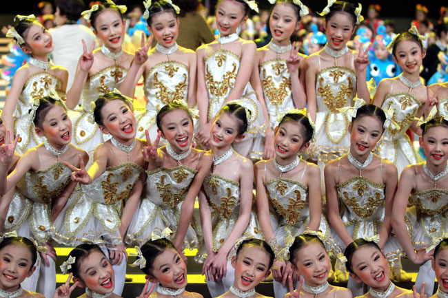 Children perform at a ceremony marking the 100-day countdown to 2010 Shanghai World Expo, Shanghai, January 21, 2010. [Xinhua]