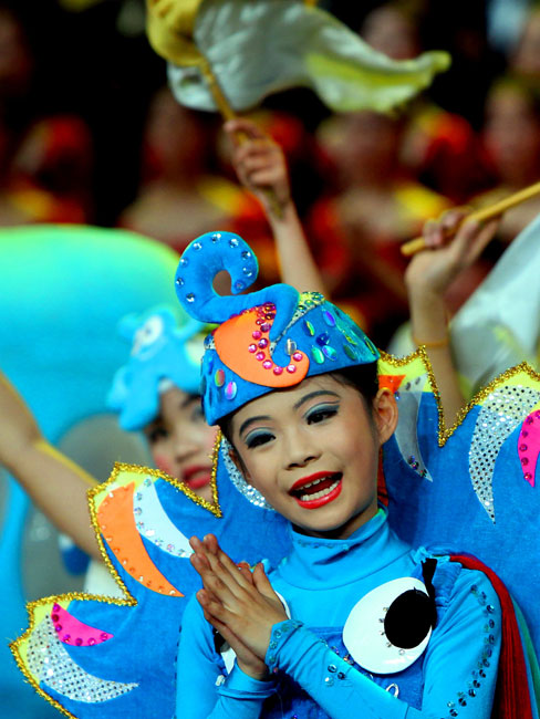 A child performs at a ceremony marking the 100-day countdown to 2010 Shanghai World Expo, Shanghai, January 21, 2010. [Xinhua]