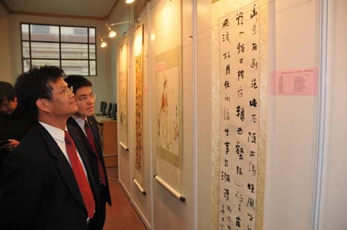 Visitors admire works in Vietnam-China Paintings and Calligraphy Exhibition in Hanoi, capital of Vietnam, January 21, 2010. [Xinhua photo]