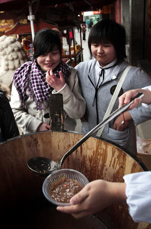 Free Laba porridge is handed out in Shanghai Thursday January 21, 2010, in run-up to the traditional Laba Festival that falls on the 8th day of the 12th lunar month. [Photo: CFP] 