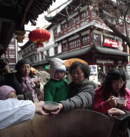 Free Laba porridge is handed out in Shanghai Thursday January 21, 2010, a day ahead of the traditional Laba Festival that falls on the 8th day of the 12th lunar month. It's customary on this day to eat Laba porridge. 