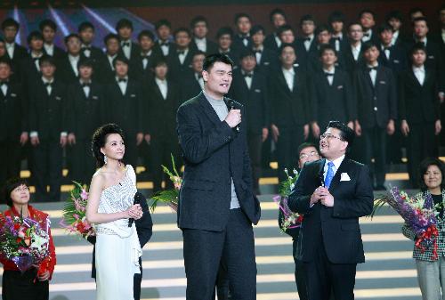 China's famous basketball star Yao Ming (C front), who is also the ambassador for the 2010 Shanghai World Expo, speaks at a mobilization meeting for the Shanghai Expo in Shanghai, east China, Jan. 21, 2010. Shanghai Expo entered its 100-day countdown on Jan. 21. [Xinhua]