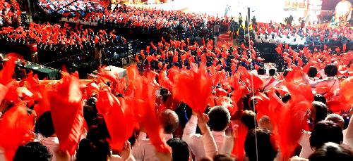 People wave flags during a mobilization meeting for the Shanghai World Expo 2010 in Shanghai, east China, Jan. 21, 2010. Shanghai Expo entered its 100-day countdown on Jan. 21.[Xinhua] 