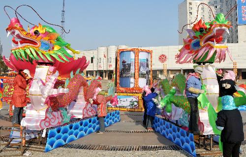 Handicraftsmen lay out colorful lanterns at Dongfang Square in Rushan city, east China's Shandong Province, Jan. 22, 2010. Over 100 local handicraftsmen in Rushan were busy preparing for the upcoming spring lantern fair to greet the Chinese lunar New Year. 