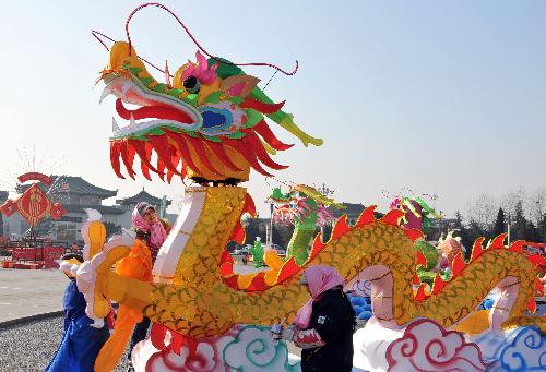 Handicraftsmen give final touch to a dragon lantern at Dongfang Square in Rushan city, east China's Shandong Province, Jan. 22, 2010. Over 100 local handicraftsmen in Rushan were busy preparing for the upcoming spring lantern fair to greet the Chinese lunar New Year.
