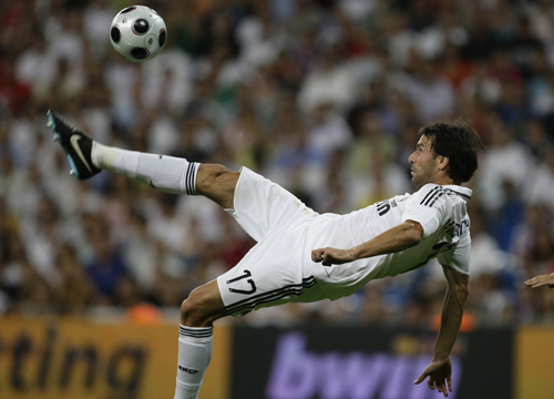 File photo shows Real Madrid's Ruud van Nistelrooy plays the ball against Sporting during their Santiago Bernabeu trophy soccer match in Madrid August 27, 2008. [Xinhua/Reuters File Photo]