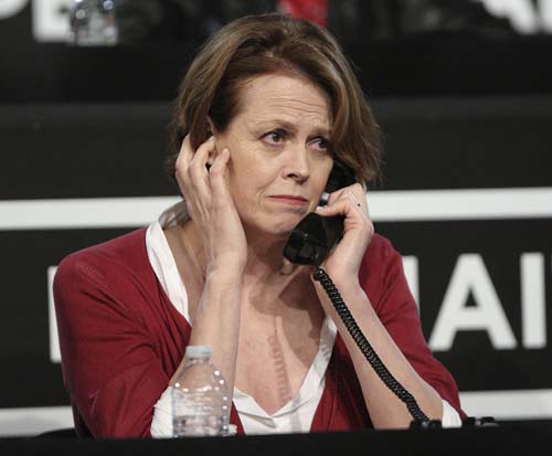 Actress Sigourney Weaver answers the phone during the 'Hope For Haiti Now: A Global Benefit For Earthquake Relief' telethon in Los Angeles, California Jan. 22, 2010. [Xinhua/Reuters]
