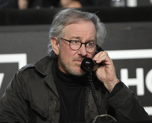 Director Steven Spielberg answers the phone during the 'Hope For Haiti Now: A Global Benefit For Earthquake Relief' telethon in Los Angeles, California Jan. 22, 2010. [Xinhua/Reuters]