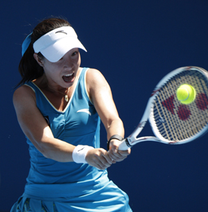 Zheng Jie of China returns the ball during the fourth round match of women's singles against Alona Bondarenko of Ukraine in 2010 Australian Open Tennis Championship in Melbourne, Jan. 24, 2010. Zheng Jie won 2-0. [Wang Lili/Xinhua]