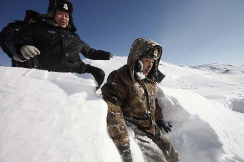 Rescuers search for trapped people in northwest China's Xinjiang Uygur Autonomous Region, Jan. 23, 2010. Two Chinese military helicopters on Saturday delivered 10 rescuers to Altay in blizzard-hit Xinjiang to search for the missing people. The 14 people trapped in blizzard-hit areas of Xinjiang had been rescued by the military and sent to hospital for treatment.