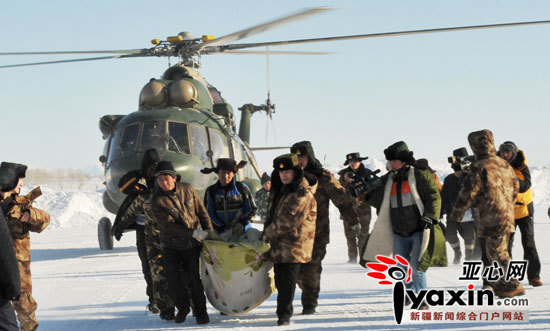 A helicopter rescues trapped people in northwest China's Xinjiang Uygur Autonomous Region, Jan. 23, 2010. Two Chinese military helicopters on Saturday delivered 10 rescuers to Altay in blizzard-hit Xinjiang to search for the missing people. The 14 people trapped in blizzard-hit areas of Xinjiang had been rescued by the military and sent to hospital for treatment. 