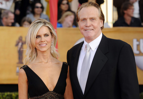 Actor Lee Majors and his wife Faith pose on the red carpet at the 16th annual Screen Actors Guild Awards in Los Angeles January 23, 2010. 