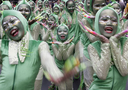 Students wear costumes inspired by nature at a parade during &apos;Caracol 2010&apos;, a local version of Mardi Gras, along Makati, the financial district of Manila January 24, 2010. [Xinhua/Reuters] 