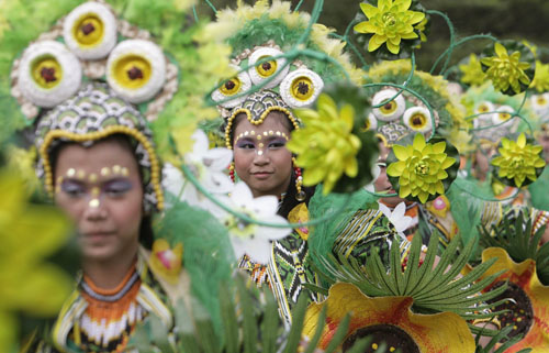 Students wear costumes inspired by nature at a parade during &apos;Caracol 2010&apos;, a local version of Mardi Gras, along Makati, the financial district of Manila January 24, 2010. [Xinhua/Reuters]