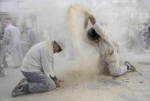 People enjoy and participate in the &apos;Flour battle&apos; during the carnival festival in the village of Xinzo, northwestern Spain, on January 24, 2010. [Xinhua/AFP]