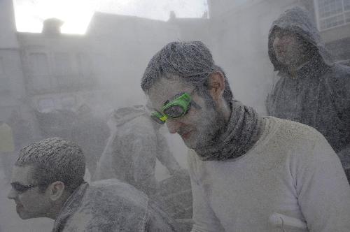 People enjoy and participate in the &apos;Flour battle&apos; during the carnival festival in the village of Xinzo, northwestern Spain, on January 24, 2010. [Xinhua/AFP]