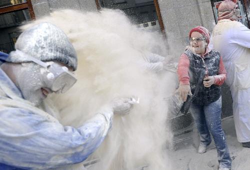 People enjoy and participate in the &apos;Flour battle&apos; during the carnival festival in the village of Xinzo, northwestern Spain, on January 24, 2010. [Xinhua/AFP]