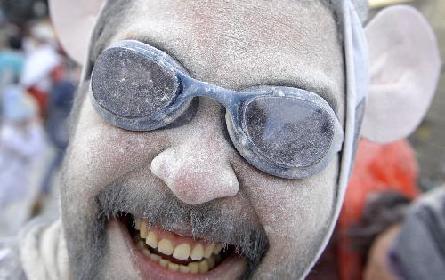 People enjoy and participate in the &apos;Flour battle&apos; during the carnival festival in the village of Xinzo, northwestern Spain, on January 24, 2010. [Xinhua/AFP]