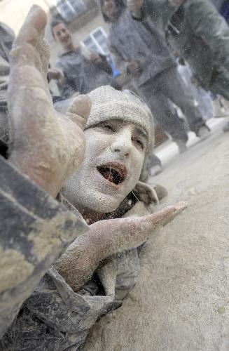 People enjoy and participate in the &apos;Flour battle&apos; during the carnival festival in the village of Xinzo, northwestern Spain, on January 24, 2010. [Xinhua/AFP]