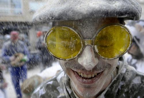 People enjoy and participate in the &apos;Flour battle&apos; during the carnival festival in the village of Xinzo, northwestern Spain, on January 24, 2010. [Xinhua/AFP]