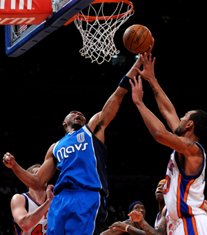 Shawn Marion (L) of Dallas Mavericks goes up for a shot during the NBA basketball game against New York Knicks in New York, the United States, on Jan. 24, 2009. Dallas Mavericks won 128-78. [Xinhua