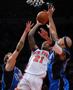 Wilson Chandler (C) of New York Knicks goes up for a shot during the NBA basketball game against Dallas Mavericks in New York, the United States, on Jan. 24, 2009. New York Knicks lost the match 78-128. [Xinhua]