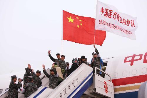Members of Chinese medical care and epidemic prevention team wave before they board a plane to Haiti, in Beijing, capital of China, on Jan. 24, 2010. A 40-member Chinese medical care and epidemic prevention team left here for Haiti on Sunday afternoon on a chartered flight, which also carried 20 tonnes of medical supplies. [Xinhua]