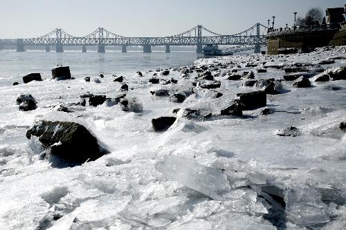 Photo taken on Jan. 23, 2010 shows the ice-bound bank of the Yalu River after the ebb near the Sino-Korean Friendship Bridge in Dandong City, northeast China's Liaoning Province. Local section of the Yalu River was frozen due to continued cold wave that gripped the city recently. (Xinhua/Qi Wanpeng)