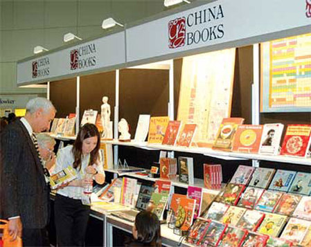 Readers browse Chinese books at the Los Angeles Book Fair, 2008. [Xinhua File Photo]