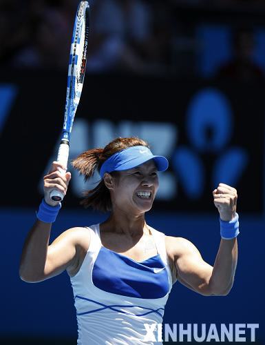 China's No. 16 seed Li Na beat Daniela Hantuchova of Slovakia 7-5, 3-6, 6-2 to reach the fourth round at the Australian Open on Saturday.[Xinhua photo]