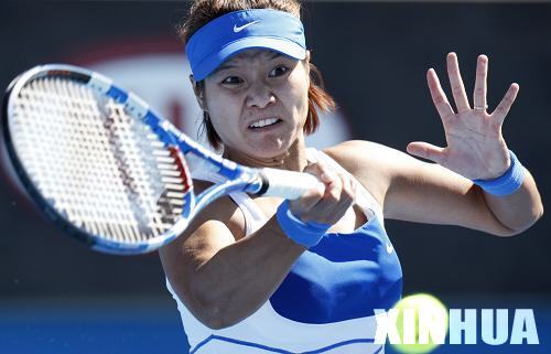 China's No. 16 seed Li Na beat Daniela Hantuchova of Slovakia 7-5, 3-6, 6-2 to reach the fourth round at the Australian Open on Saturday. 