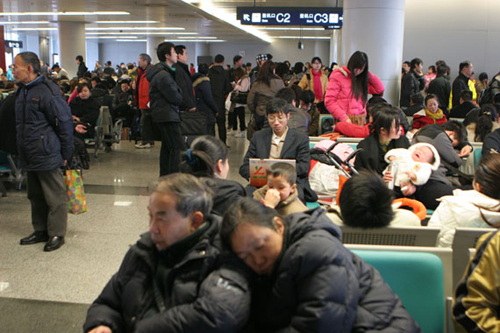 Thick fog delayed 111 flights and left more than 10,000 passengers stranded at an airport in southwest China's Sichuan Province Monday.